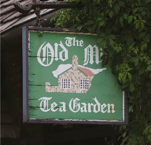 <h1>EXPERIENCE</h1><p>An upscale neighbourhood with an ever-changing kaleidoscope of sights, sounds and tastes.</p>